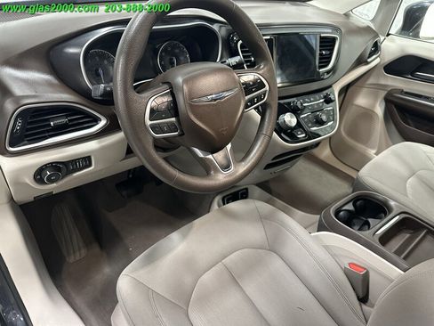 Used 2020 Chrysler Pacifica Touring w/ Advanced Safetytec Group image 3