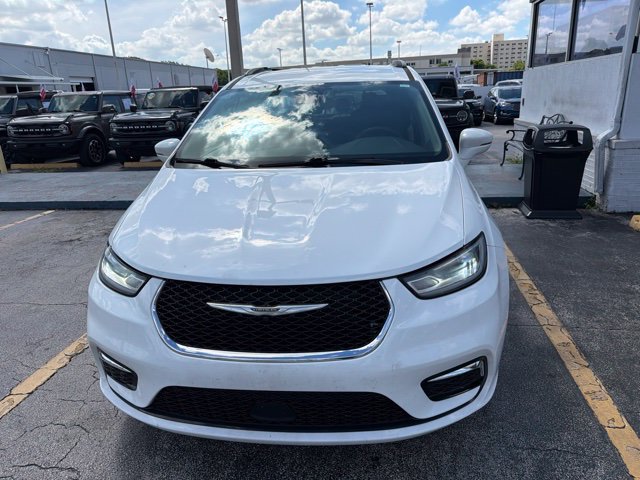 Used 2022 Chrysler Pacifica Touring-L FWD image 2