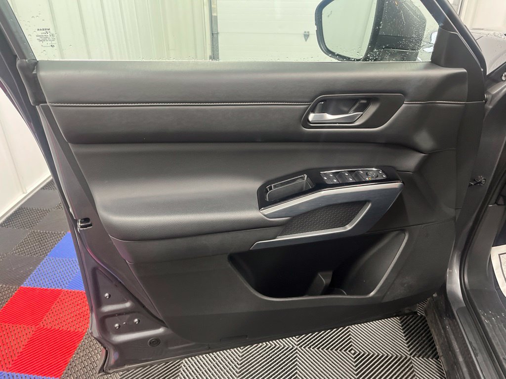 Used 2025 Nissan Pathfinder SL AWD/4WD image 19