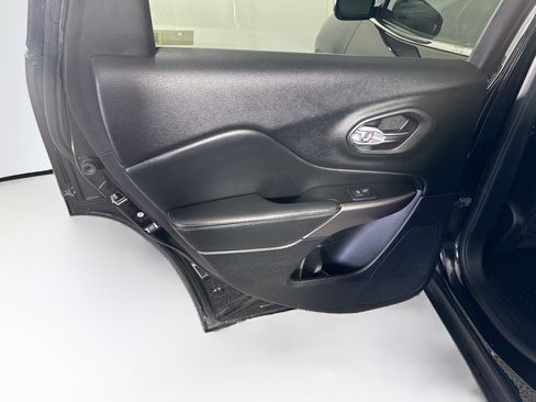 Used 2019 Jeep Cherokee Limited AWD/4WD image 26