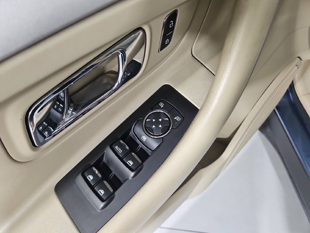 Used 2018 Ford Taurus SE FWD image 12