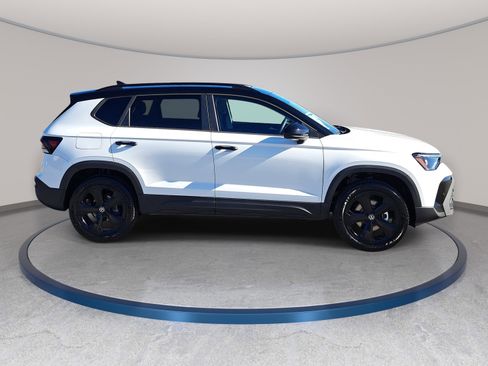 New 2026 Volkswagen Taos SE AWD/4WD image 4