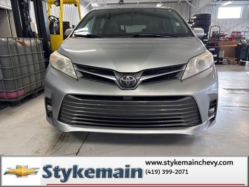 Used 2019 Toyota Sienna XLE w/ XLE Navigation Package FWD image 17