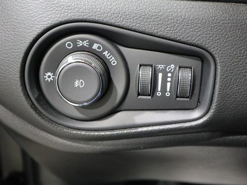 Used 2023 Jeep Renegade Latitude w/ Premium Group AWD/4WD image 34