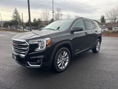 Used 2024 GMC Terrain SLT image 3
