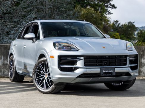 Certified 2025 Porsche Cayenne AWD/4WD image 6