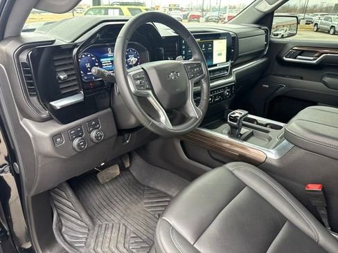Used 2025 Chevrolet Silverado 1500 LT Trail Boss w/ Convenience Package II AWD/4WD image 19