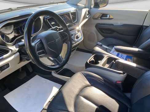 Used 2020 Chrysler Pacifica Touring-L FWD image 26