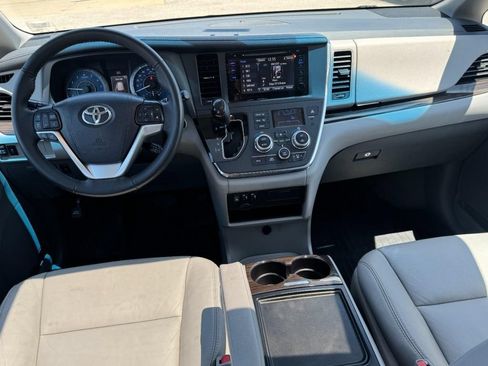 Used 2017 Toyota Sienna XLE FWD image 13