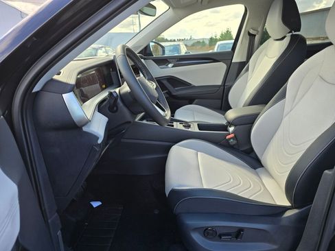 New 2025 Volkswagen Tiguan SE image 14