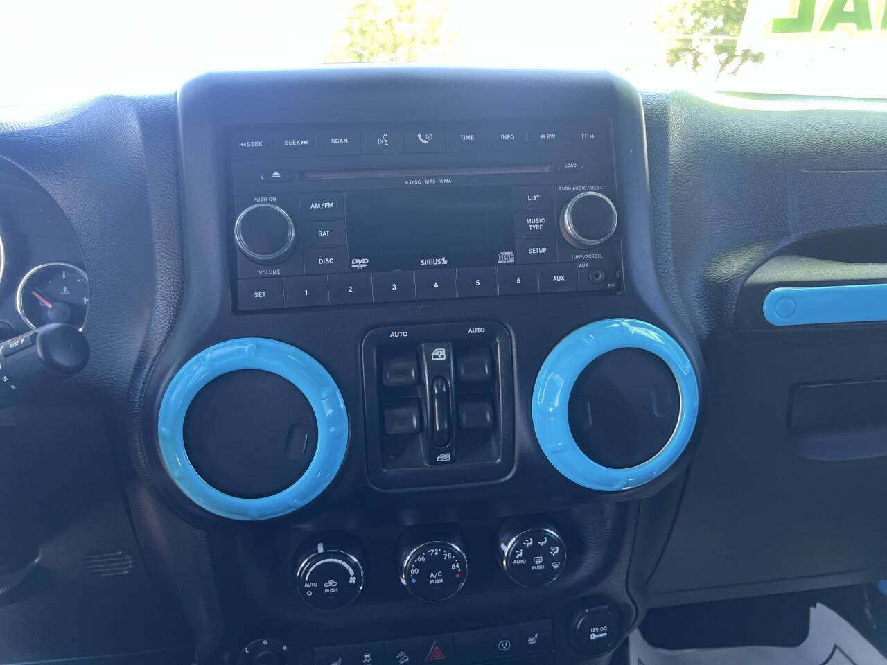 Used 2018 Jeep Wrangler Unlimited Sahara w/ Connectivity Group AWD/4WD image 33