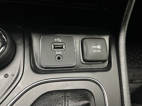 Used 2019 Jeep Cherokee Latitude Plus w/ Cold Weather Group image 23