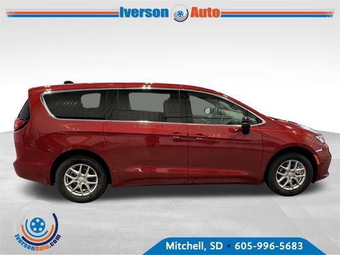 New 2026 Chrysler Pacifica Select image 8