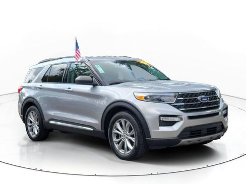 Used 2023 Ford Explorer XLT w/ Equipment Group 202A RWD image 2