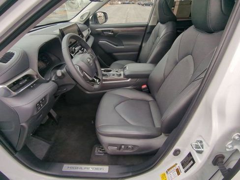 Used 2024 Toyota Highlander Limited image 8