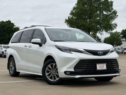Used 2025 Toyota Sienna XLE image 2