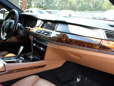 Used 2015 BMW 750Li xDrive image 17