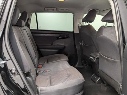 Used 2021 Toyota Highlander L image 18