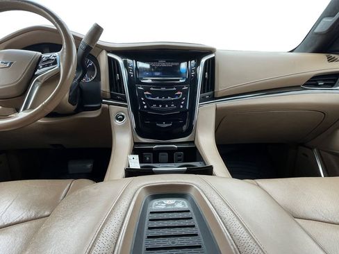 Used 2019 Cadillac Escalade Platinum image 3