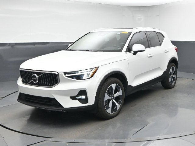 Used 2024 Volvo XC40 B5 Plus AWD/4WD image 3