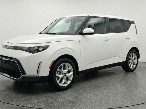 Used 2025 Kia Soul LX w/ LX Technology Package FWD image 3