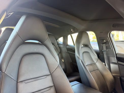 Used 2018 Porsche Panamera 4 image 32
