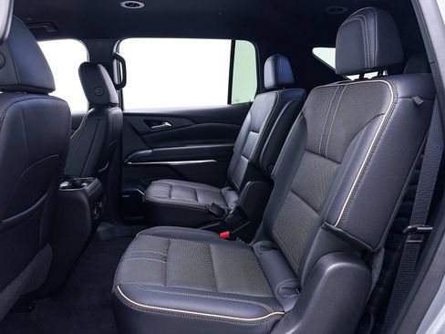 Used 2025 Chevrolet Traverse High Country FWD image 40