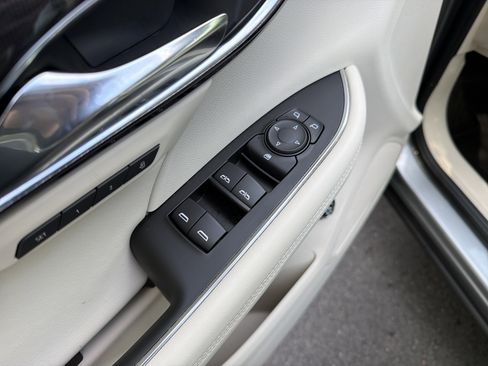Used 2023 Buick Envision Essence AWD/4WD image 15