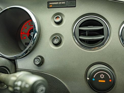 Used 2006 Pontiac Solstice Convertible w/ Premium Package RWD image 33