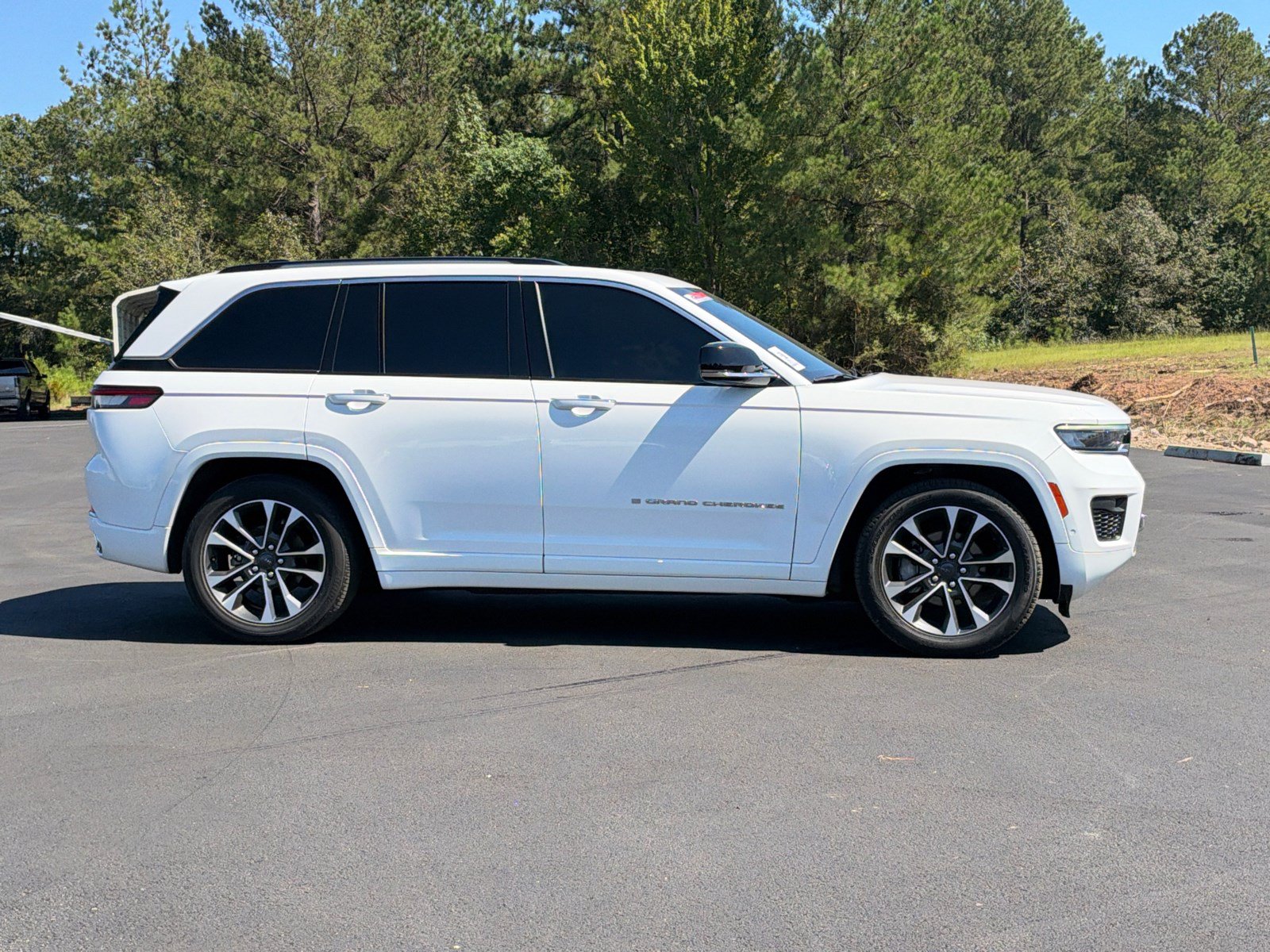 Used 2023 Jeep Grand Cherokee Overland AWD/4WD image 4