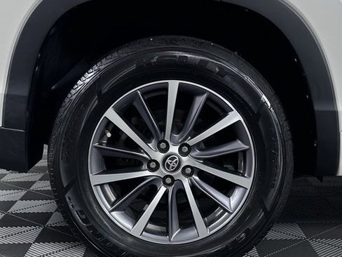 Used 2018 Toyota Highlander XLE image 11