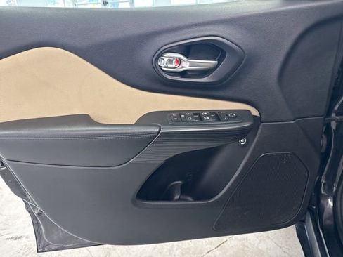 Used 2015 Jeep Cherokee Latitude w/ Cold Weather Group image 16