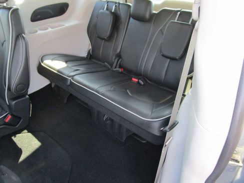 Certified 2024 Chrysler Pacifica Limited image 21