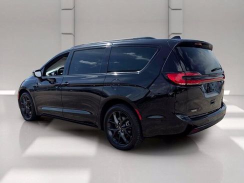 Used 2024 Chrysler Pacifica Touring-L w/ S Appearance Package AWD/4WD image 3