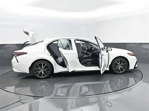 Used 2023 Toyota Camry SE w/ Cold Weather Package image 29