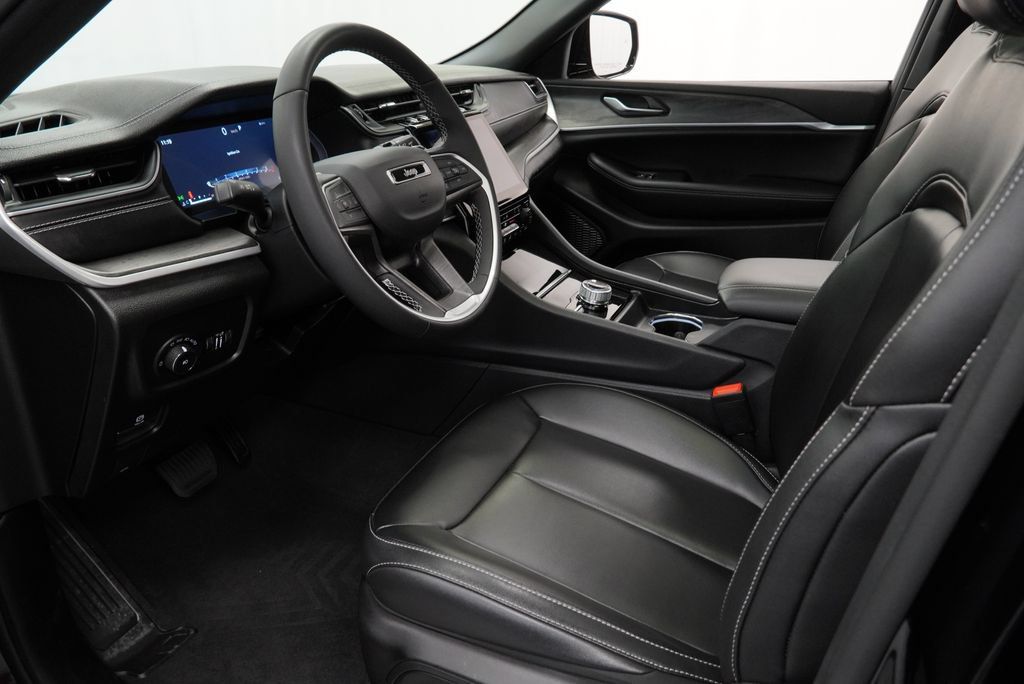 Used 2024 Jeep Grand Cherokee Limited AWD/4WD image 16