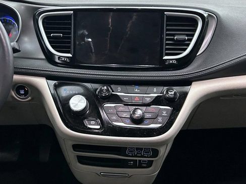 Used 2022 Chrysler Pacifica Touring-L FWD image 12