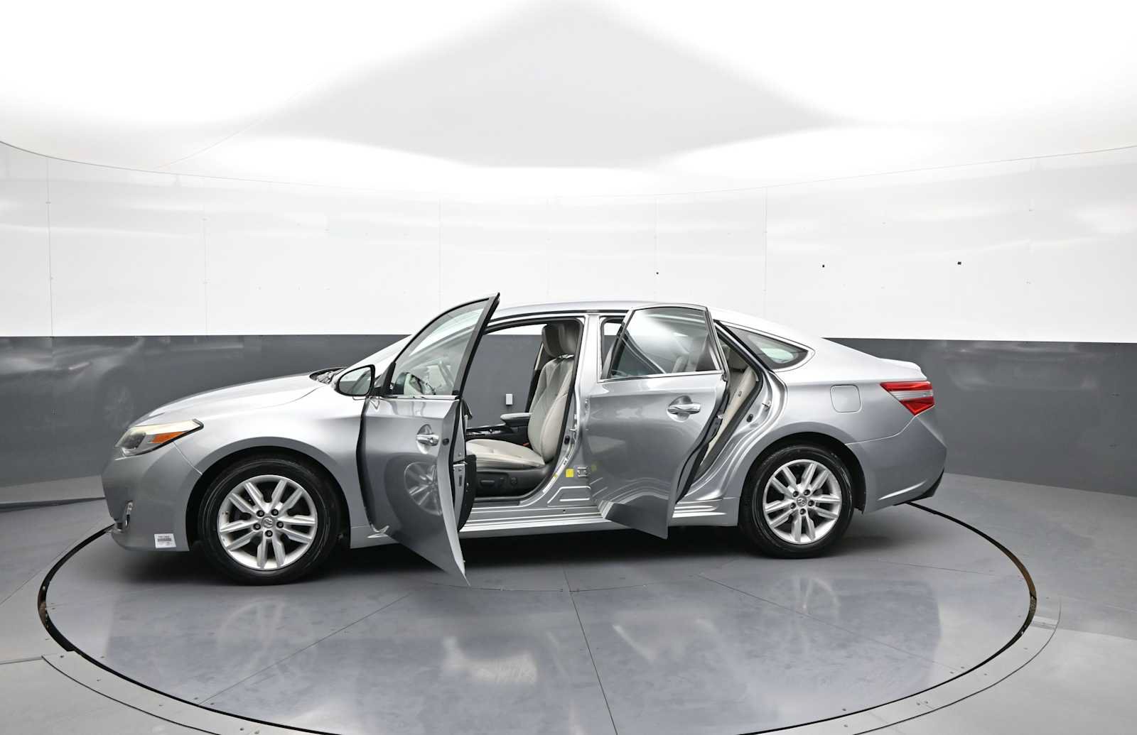 Used 2015 Toyota Avalon XLE FWD image 41