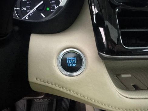 Used 2021 Toyota Highlander XLE AWD/4WD image 8