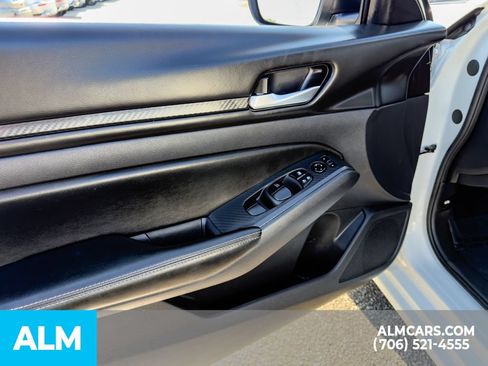 Used 2025 Nissan Altima 2.5 SV FWD image 11