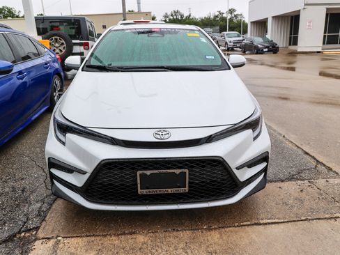 Used 2025 Toyota Corolla SE w/ SE Premium Package FWD image 4