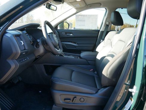 New 2025 Nissan Pathfinder SL image 5