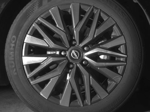 Used 2025 Nissan Altima 2.5 SV FWD image 13