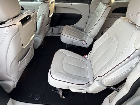 Used 2017 Chrysler Pacifica Limited FWD image 12