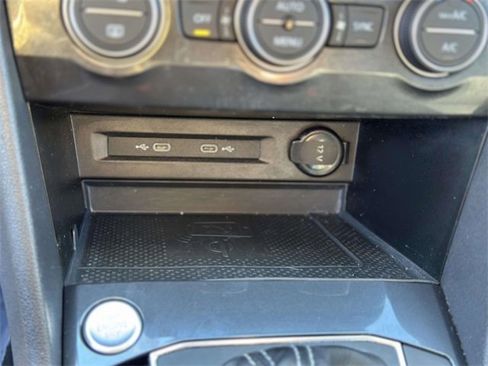 Used 2021 Volkswagen Tiguan SE w/ Panoramic Sunroof Package image 19