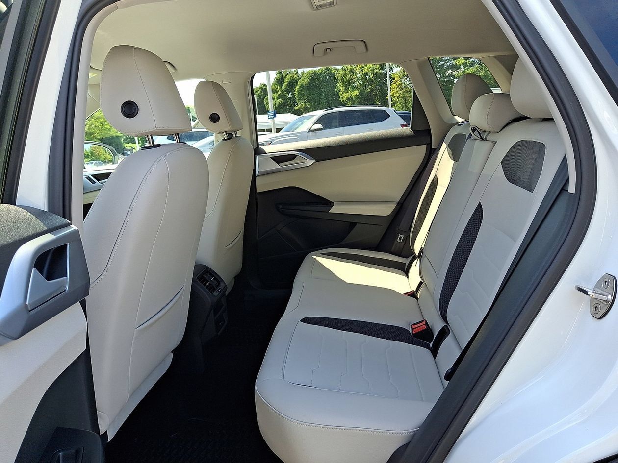 Used 2025 Volkswagen Taos SE FWD image 10