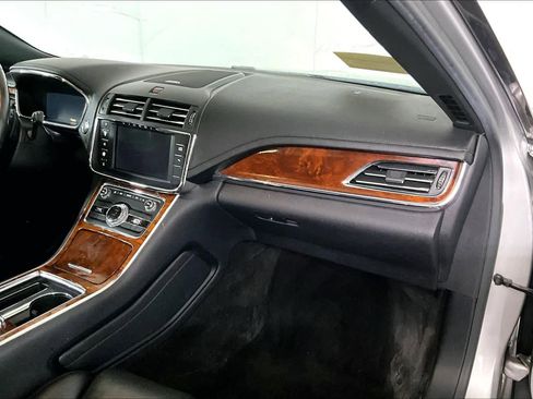 Used 2018 Lincoln Continental Reserve w/ Continental Climate Package image 17