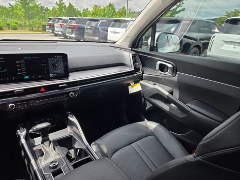 Used 2025 Kia Sorento EX w/ Panoramic Sunroof Package FWD image 11