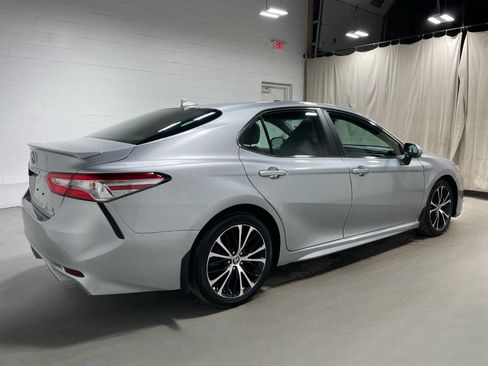 Used 2020 Toyota Camry SE w/ Sunroof Package FWD image 4