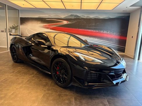 Used 2023 Chevrolet Corvette Z06 w/ Z07 Performance Package RWD image 3